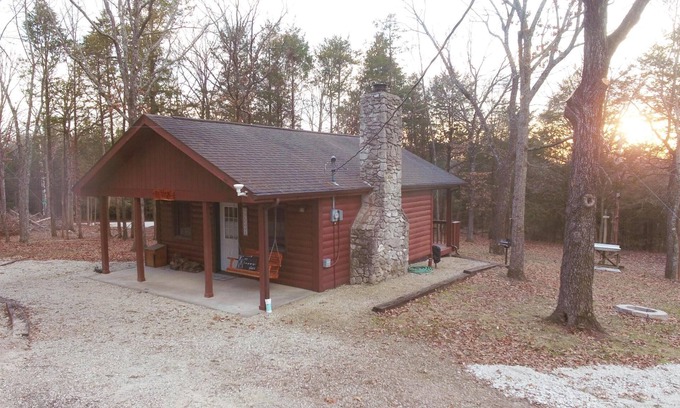 Pittsburg Cabina | Owls Nest cabin with hot tub near Pomme de Terre lake!