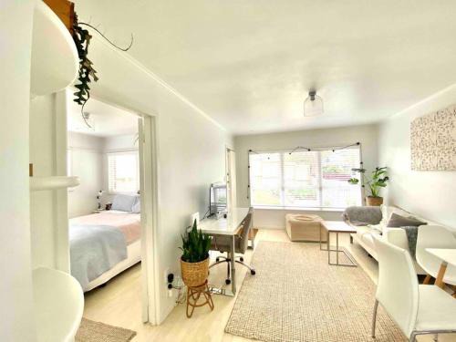Mount Wellington Apartamento | Own sunny quiet haven, own 1 bedroom house & garden with car park, central to Airport, CBD & Sylvia Park Mall