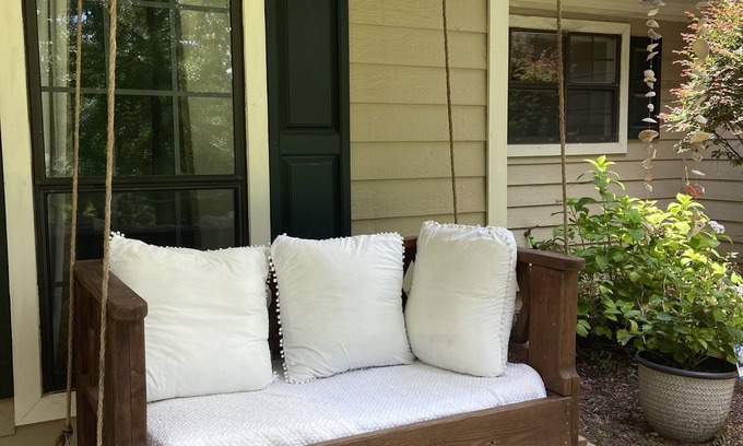 Oxford Casa | Oxford Weekend Rental 2.4 Mile to Stadium Cozy Quiet Home
