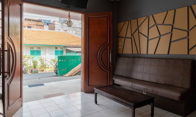 Gambir Hotel | OYO 1111 Pasar Baru Inn