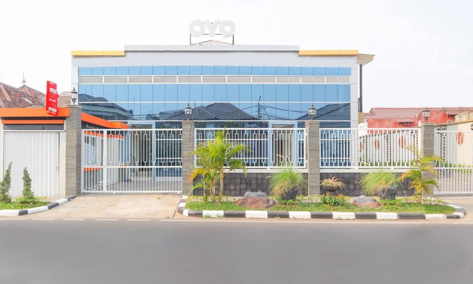 Menteng Hotel | OYO 1524 D' Paseban