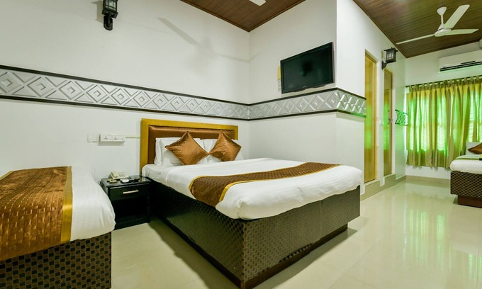 Alappuzha Hotel | OYO 19587 Chembil Residency