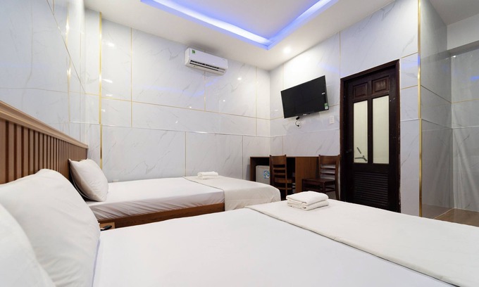Phu Nhuan Hotel | OYO 261 Binh Dung Hotel