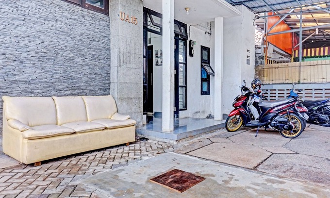 Serpong Hotel | OYO 90689 Lily House