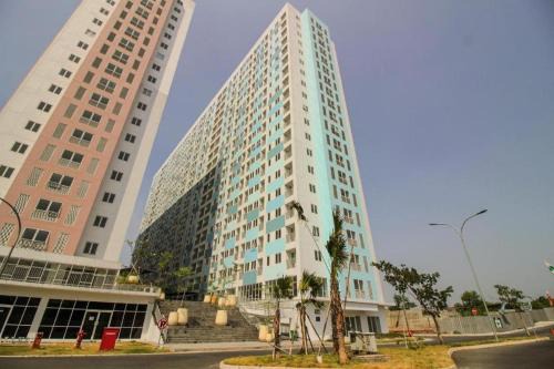 Karawang Hotel | OYO 93386 Apartemen Grand Sentraland by Mira