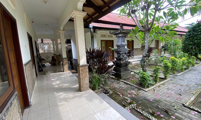 Senggigi Hotel | OYO 93657 Puri Batu Bolong