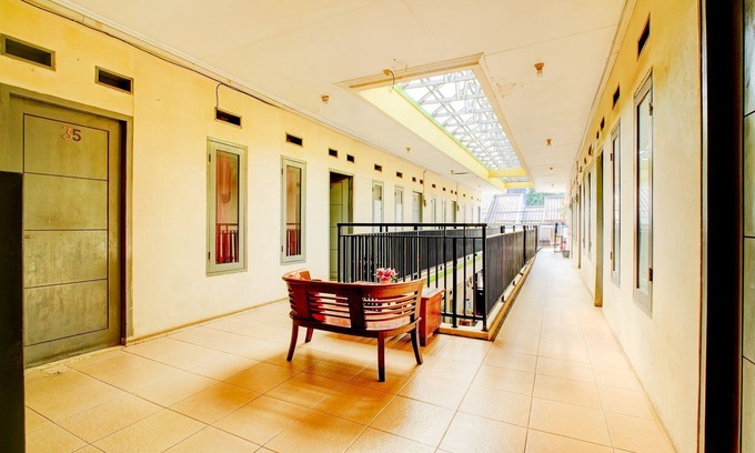 Depok Hotel | OYO 94716 Hartini Residence Syariah