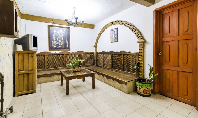 Barrio de Mexicanos Hotel | OYO Hotel La Luna