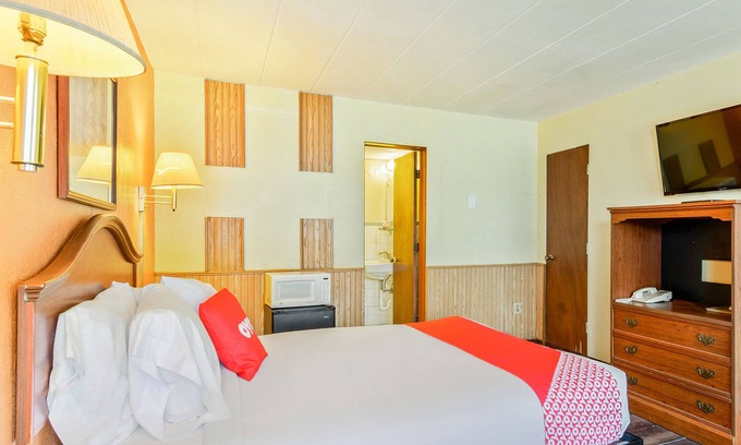 Peoria Hotel | OYO Hotel Downtown Peoria I-74