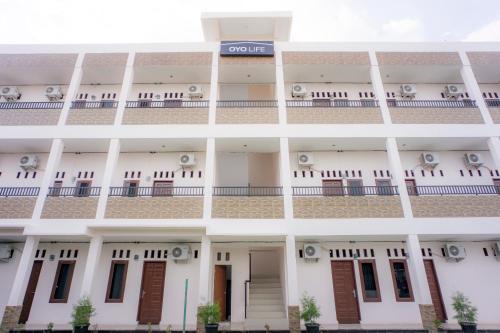 Medan Hotel | OYO Life 2354 Rose House
