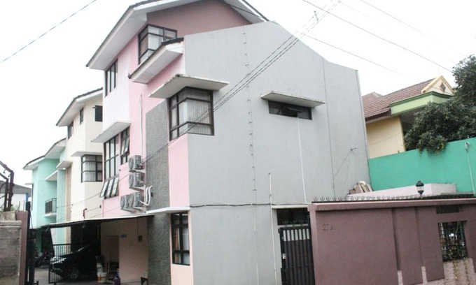 Depok Hotel | OYO Life 3162 Raihan Residence