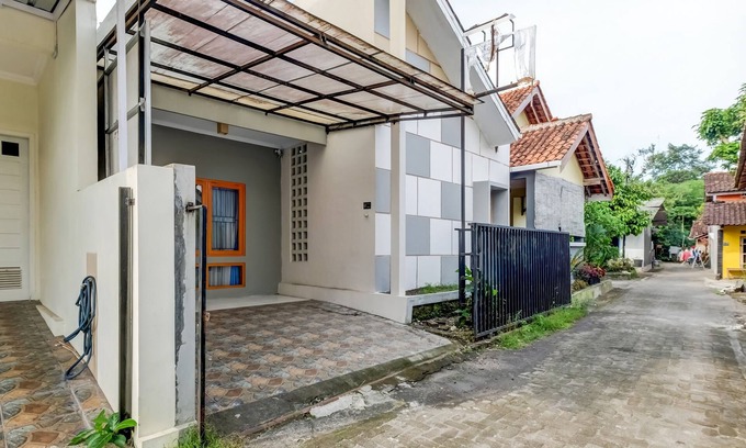 Ngaglik Hotel | OYO Life 91239 Kost Rosandy House Yogyakarta