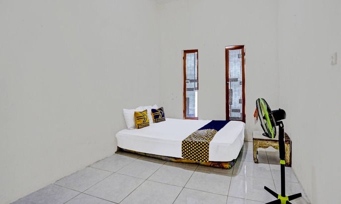 Surabaya Hotel | OYO LIFE 92077 Tarlo Guest House 3