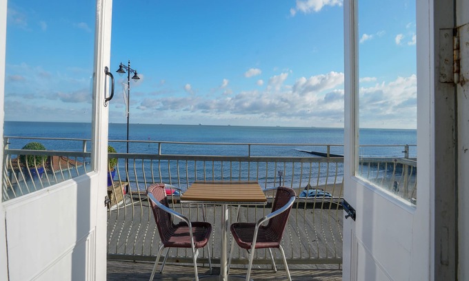 Shanklin Hotel | OYO Shanklin Beach Hotel