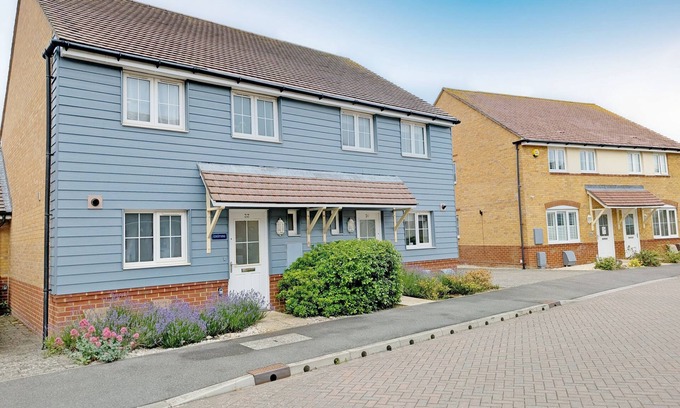 East Wittering Cabaña | Oysters - a family house that sleeps 6 guests in 3 bedrooms