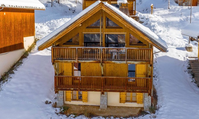 Oz Casa | Oz/Alpe d'Huez 150m slopes, up to 18pers, Jacuzzi, en-suite bedrooms