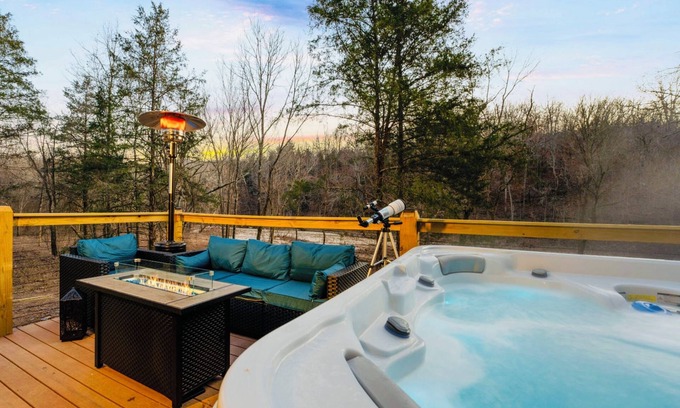 Omaha Casa | Ozark Outside Oasis Creek-View Hot Tub* Bkfast inc
