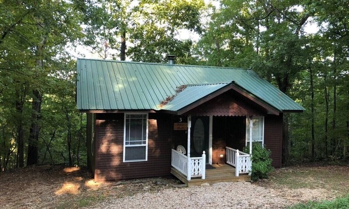 Eureka Springs Cabina | Ozark Spring Cabin Rock Bluff 03 King Bed, Spa Tub