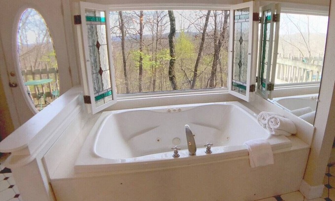 Eureka Springs Cabina | Ozark Spring Cabin 06 Spring Haven, King, Spa Tub