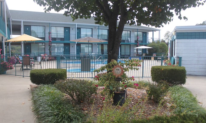 Branson Theater District Hotel | Ozark Valley Inn