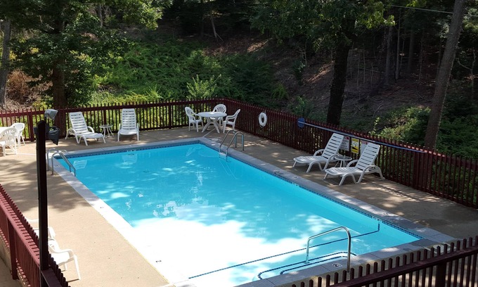 Eureka Springs Hotel | Ozarka Lodge