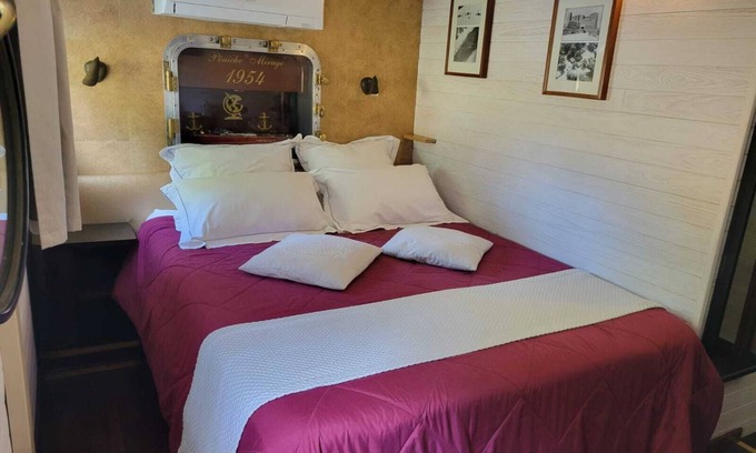 Villalbe Alquiler De Eote | Habitacion Doble-Saint Exupery-Confortable-Baño con ducha-vista al canal