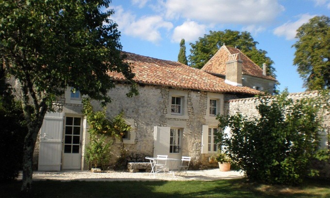 Villebois-Lavalette Casa | Périgord Vert- House in character property - Swimming pool, tennis - Sleeps 4