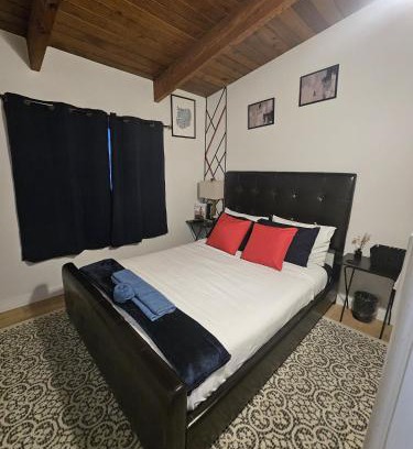 Jasper Place Casa | P&N Suites - DELUXE QUEEN ROOM- LONDON
