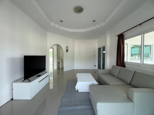 Koh Kaew Casa | Pa Klok Thalang Home, 3-bed 2-bath for 5