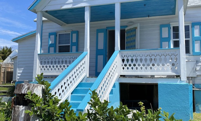 Hope Town Casa | Pa Willie’s - Locally owned historic cottage conveniently located with dock.