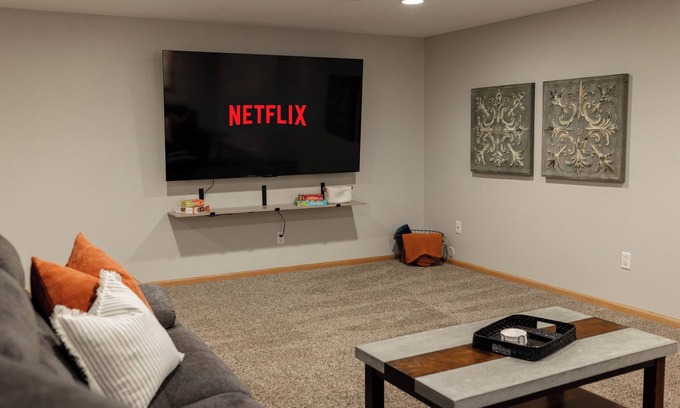 Moorhead Casa | Pet Friendly I King Bed I 75" Smart TV I Fenced Yard