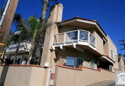 Huntington Beach Casa | Pacific Breeze Right Next to Huntington Beach Pier! Steps from Beach!