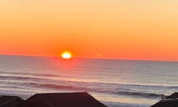 Logsden Casa | Pacific Ocean Dream Home Family and dog friendly walk to beach, food, & shopping