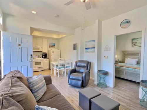 Oceano Casa | Pacific Plaza #608 - Oceano Getaway - 1BdrmUp-K-QSofa