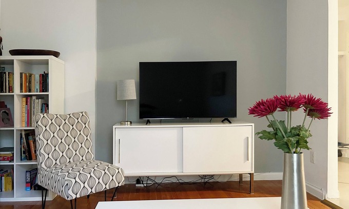 Bedford-Stuyvesant Apartamento | Pack Yoga Mat & Tennis Racket: Sweet Brooklyn 1BR by park + garden access & W/D!