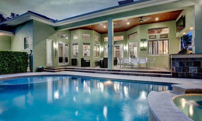 Lauderdale Beach Casa | PACK YOUR BAGS FOR THE ATLANTIC BEACH HOUSE WHERE YOU CAN HAVE IT ALL !