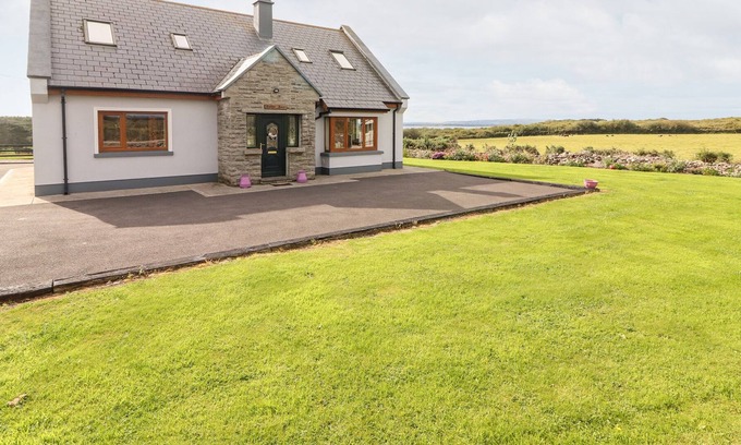 Kilrush Casa | PADDY'S HAVEN, family friendly, with hot tub in Kilrush, County Clare