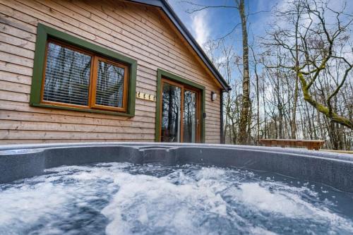 Farley Casa | Padley; woodland lodge with hot tub for 2-4 in the Staffordshire Moorlands