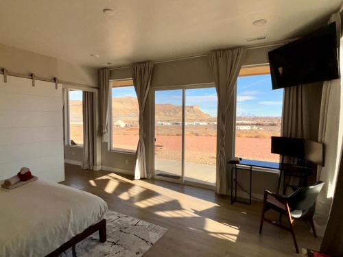 Big Water Casa | Page Arizona border town- Crimson Suite, Desert Canyon Getaway with views