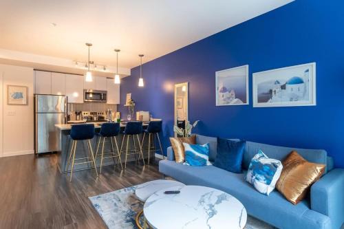 New Tacoma Apartamento | Paid Garage Parking- King Bed-balcony Wd 55" Tv