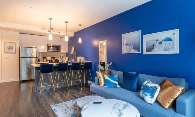 Hilltop Apartamento | Paid Garage Parking- King Bed-Balcony W/D 55" TV