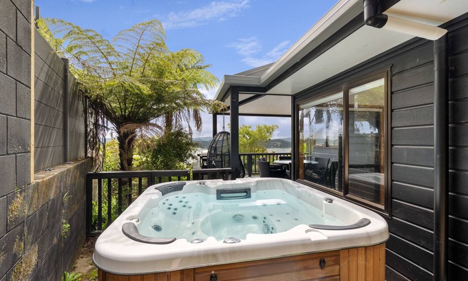 Paihia Casa | Paihia Bay Views, 4 bedroom with Spa Pool