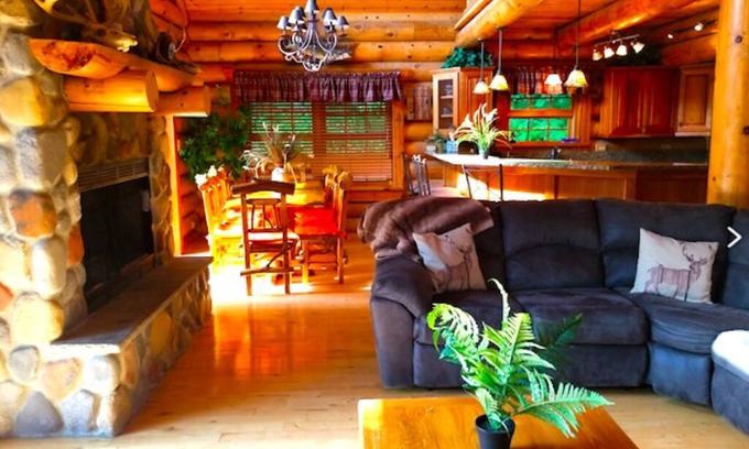 Harpers Ferry Cabina | Paint Creek Lodge w/ Hot Tub & Swimming Pond... 5 Bedroom Cabin