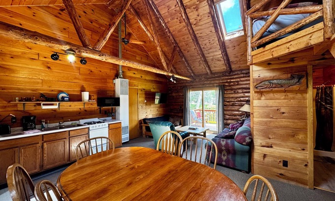 Crystal Falls Cabina | Paint River Landing