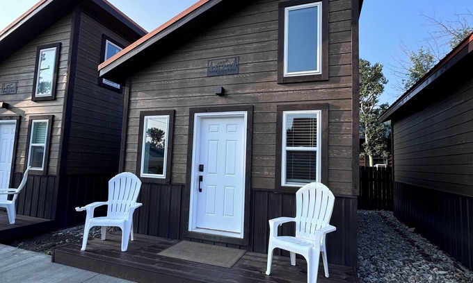 East Glacier Park Village Cabina | Painted Teepee Mountain Retreat