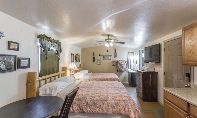Glendale Cabaña | Paislees Palace at Serenity Hills Zion