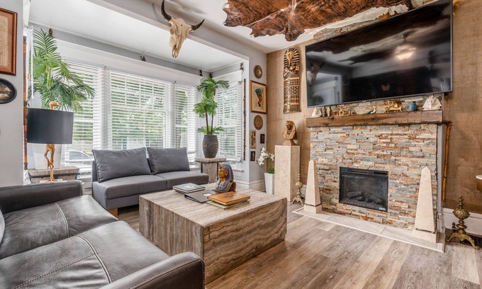 Old North Columbus Casa | Palace Ramses: OSU/SOHUD Luxury Home w/ Barcade/Gym/Throne/ 1st Flr Master Suite