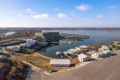 Lake Ozark Casa | Palace Sleep 20- Bachelor/Bachelorette Parties Welcome!