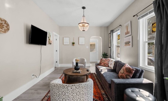 Detroit Casa | Palacio Mexicano. Charming 3bedroom house in beautiful Detroit with WiFi and AC