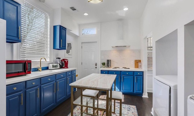 Milan Apartamento | Palais Apartment. Uptown Dreams. Kitchen & Laundry